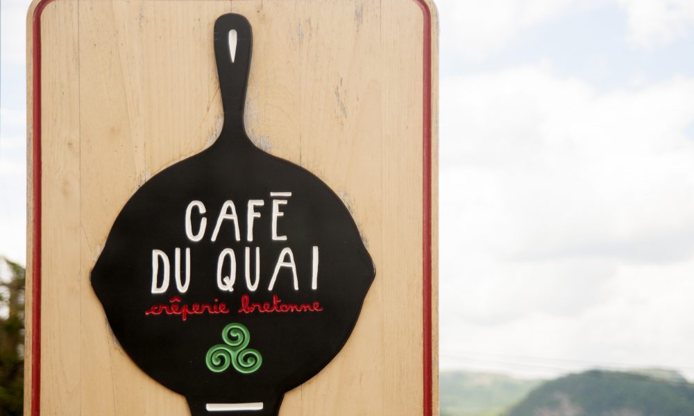 Bienvenue au Café du Quai, restaurant crêperie bretonne campé sur le bord du Fjord du Parc Marin